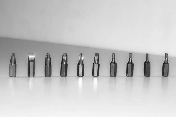 Diferentes tipos de parafusos de chave de fenda isolados no fundo branco
. - Foto, Imagem