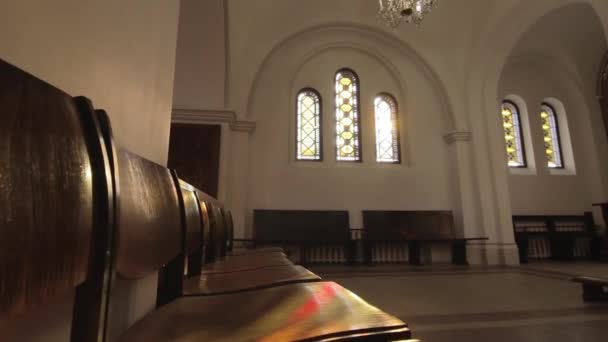 ήλιος λάμπει μέσα από το βιτρό παράθυρο στην εκκλησία - Πλάνα, βίντεο