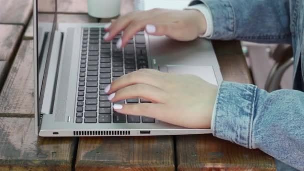 Les mains féminines avec manucure blanche tapent sur un ordinateur portable
. - Séquence, vidéo