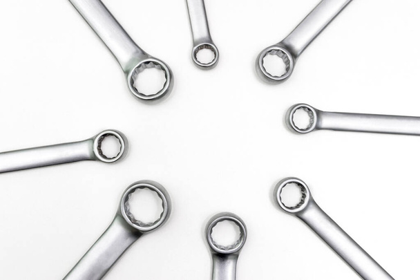 Chrome ring spanners of various sizes are laid out in a circle. Isolated on a white background. - Foto, Imagem
