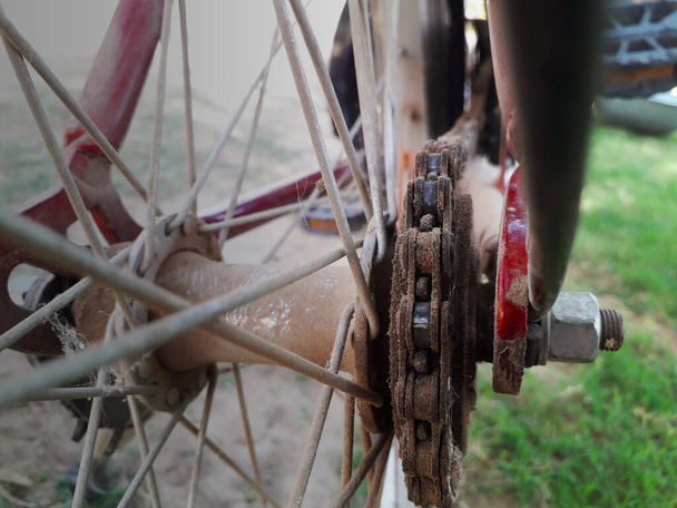 Detailní záběr na zaprášený řetěz a vynikající kolo nebo kolo a kolo je v zahradě - Fotografie, Obrázek