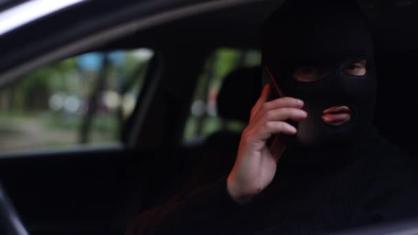 Ο τρομοκράτης διαπραγματεύεται σε ένα smartphone, εκφοβίζοντας τους ανθρώπους - Πλάνα, βίντεο