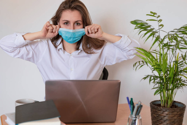 Woman in quarantine for Coronavirus wearing protective mask and smart working - Foto, Imagem