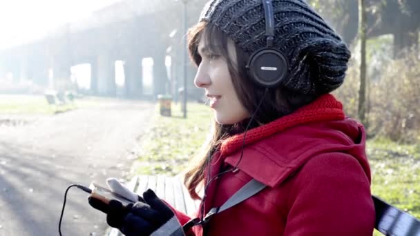 Красива молода жінка слухає музичні навушники
 - Кадри, відео