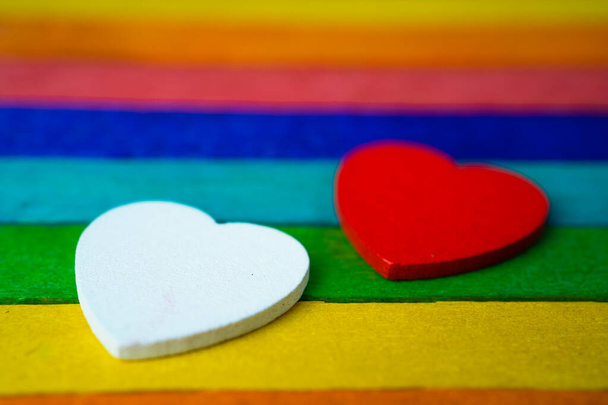 LGBT gökkuşağı renkli kalpler gururlu ayı, Haziran ayındaki yıllık kutlamalar lezbiyen, gey, biseksüel, transseksüel, insan hakları, hoşgörü ve barışın sembolüdür. İllüstratör vektörü - Fotoğraf, Görsel