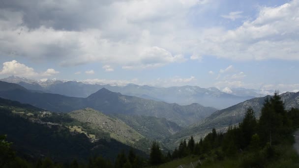 Colle del Lys, İtalya - Temmuz 2019: Çevredeki dağların panoramik manzarası. - Video, Çekim