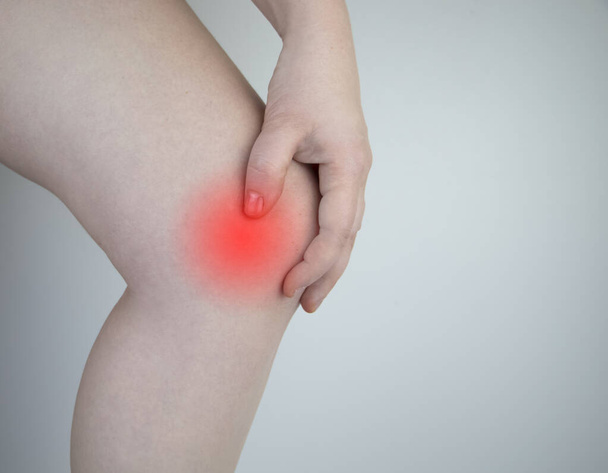 Žena trpí bolestí kolena. Vyšetření ortopedem a traumatologem. Zčervenání a otok nohou, roztržený meniskus nebo kolenní bursitida - Fotografie, Obrázek