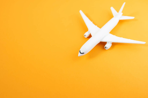 Μοντέλο αεροπλάνο, αεροπλάνο σε παστέλ χρώμα φόντο - Φωτογραφία, εικόνα