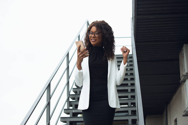 Belle femme d'affaires afro-américaine bien habillée semble confiante et occupée, réussie
 - Photo, image