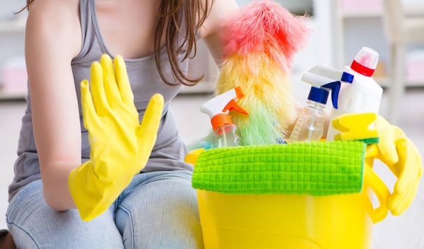 Kadın evde temizlik yapıyor. - Fotoğraf, Görsel