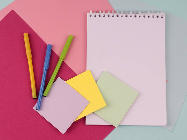 Mesa de oficina con cuaderno vacío, pegatinas de papel, herramientas de oficina. Concepto educativo. Copiar espacio, - Foto, Imagen