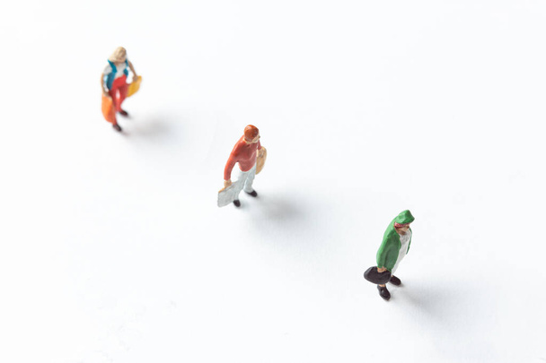 figury miniaturowe na białym tle z bezpieczną odległością zaznaczoną na ziemi - Zdjęcie, obraz