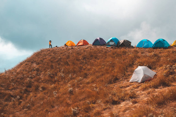 Dağlarda kamp yapan turist çadırı - Fotoğraf, Görsel