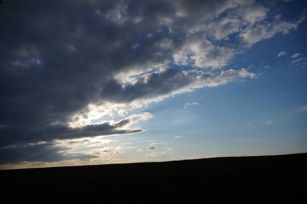 Zelená louka pod západem slunce s mraky - Fotografie, Obrázek