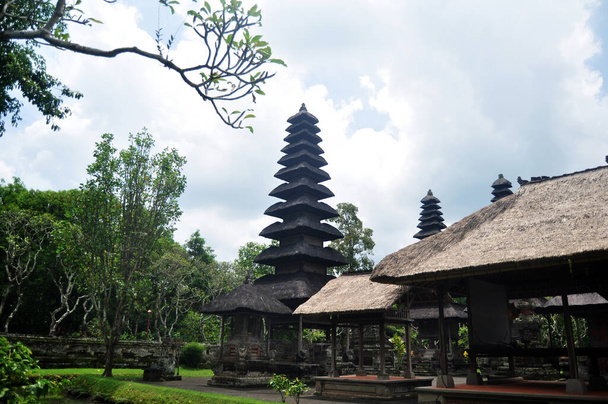Die antiken Meru-Türme des Pura-Besakih-Tempels sind bedeutende Hindu-Ausgrabungsstätten für Reisende, die das Dorf Mount Agung in Bali besuchen und respektieren. - Foto, Bild