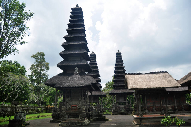 Starożytne wieże Meru świątyni Pura Besakih znaczące hinduskie stanowisko archeologiczne dla podróżnych ludzie podróżują odwiedzić i szanować modląc się w wiosce miasta Mount Agung w Bali, Indonezja - Zdjęcie, obraz