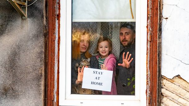 Stay Home Safe Campaign. Una familia europea feliz permaneció en cuarentena auto-aislamiento. Pandemic coronavirus covid 19 responsibility conscious decision. Antecedentes sobre el tema del bloqueo - Foto, imagen
