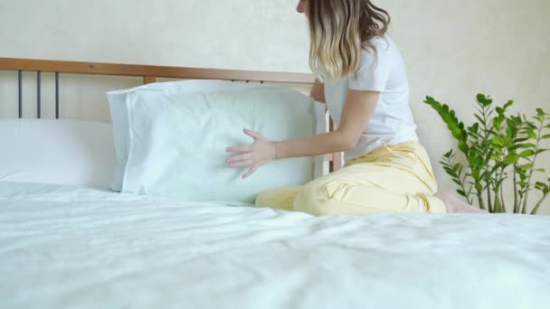 Gyönyörű fiatal nő fekszik az ágyban megy aludni. - Felvétel, videó
