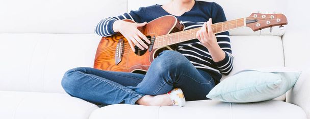 Frau, die entspannt Gitarre spielt. Selektiver Fokus - Foto, Bild