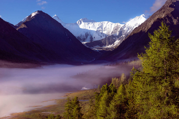 Het uitzicht op de Belukha berg in het Altai gebergte - Foto, afbeelding