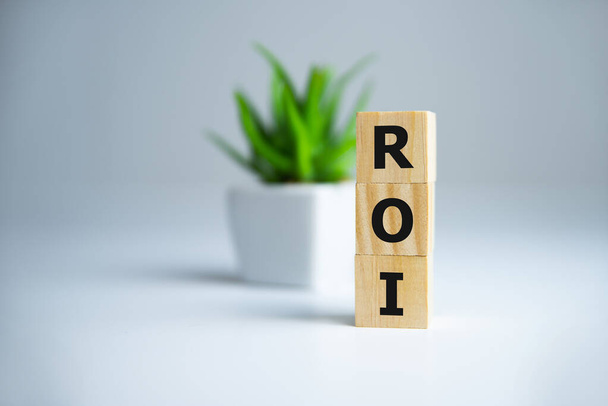 Return on Investment, ROI. Cube wooden block with alphabet building the word ROI. - Foto, immagini