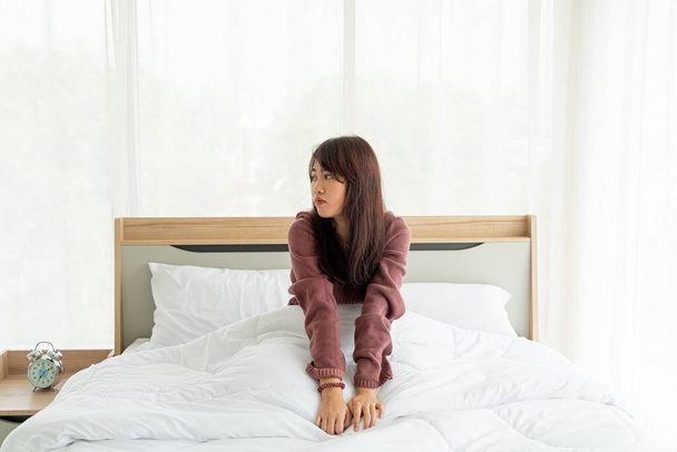 schöne asiatische Frauen auf dem Bett und Aufwachen am Morgen - Foto, Bild