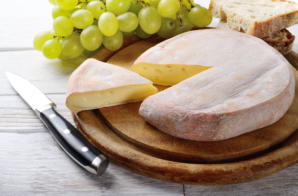Reblochon. Francouzský sýr vyrobený v alpské oblasti Savoy ze syrového kravského mléka. - Fotografie, Obrázek