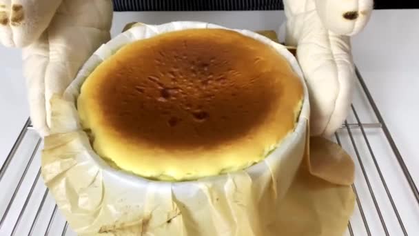 Ruka drží domácí výroby španělský baskický spálený tvarohový koláč. - Záběry, video