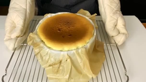 Tenuta in mano casalinga basco spagnolo torta di formaggio bruciato
. - Filmati, video