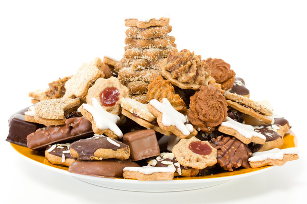 Plat rempli de biscuits de Noël frais cuits au four
 - Photo, image