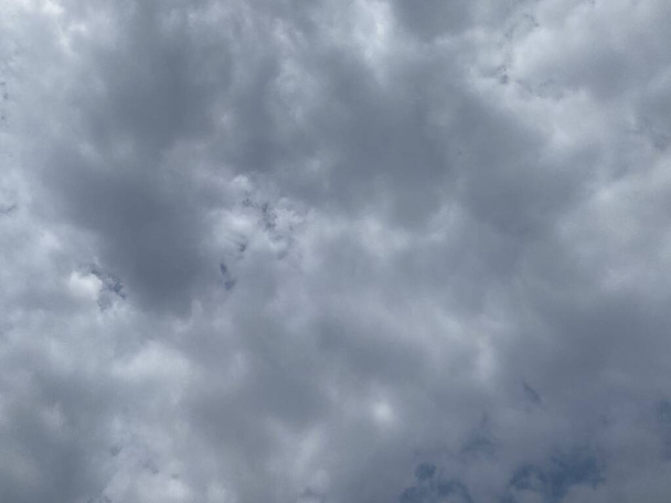 Ουράνιο φόντο, Σύννεφο σχηματισμό κατά τη διάρκεια της εποχής των βροχών, εποχή των βροχών κατά την περίοδο είναι δροσερό και υγρό. - Φωτογραφία, εικόνα
