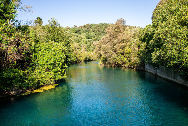 rivier gekenmerkt door zeer helder blauw water in de kloven van het Narni gebergte - Foto, afbeelding