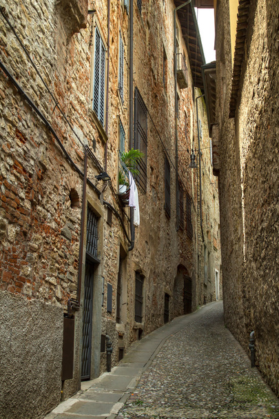 Narrow street in Bergamo, Italy - Zdjęcie, obraz
