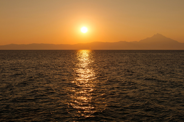 La montagne Athos au lever du soleil. Mer Égée, Grèce
 - Photo, image