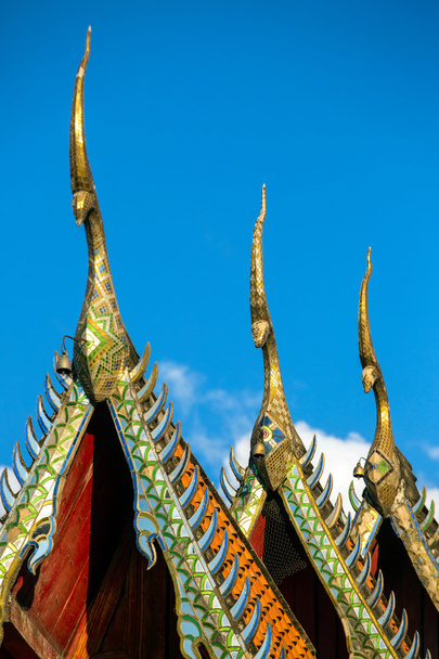 Gable apex on the roof of Buddhist temple in Thailand - Foto, imagen