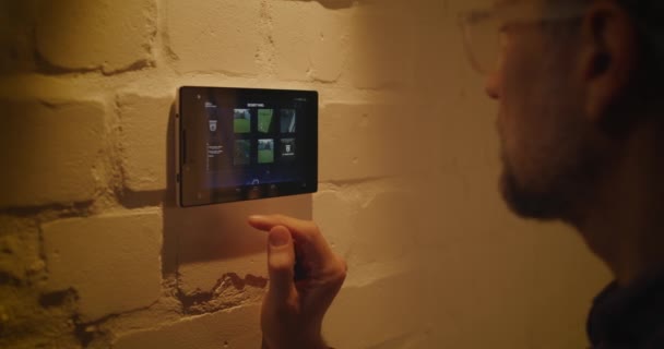Man controleert bewakingscamera 's via hub - Video