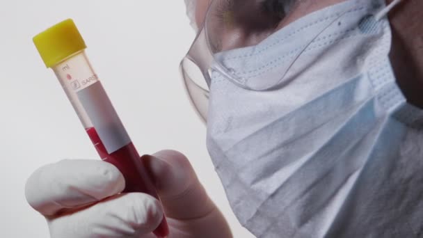  close-up de um médico segurando uma amostra de sangue
 - Filmagem, Vídeo