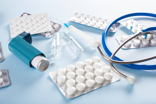 tabletta sztetoszkóp fecskendő asztma inhalátor gyógyszer. sürgősségi orvosi ellátás, - Fotó, kép