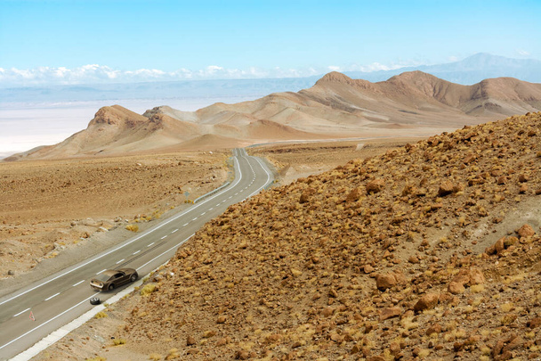 3D-Darstellung eines Autoausfalls auf einer abgelegenen Straße in der Atacama-Wüste. - Foto, Bild