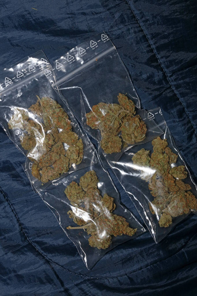 Cannabis en sac super citron brume médicale macro fond moderne impression de haute qualité
 - Photo, image