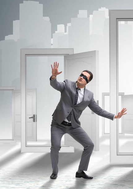 Homme d'affaires confus devant les portes - Photo, image