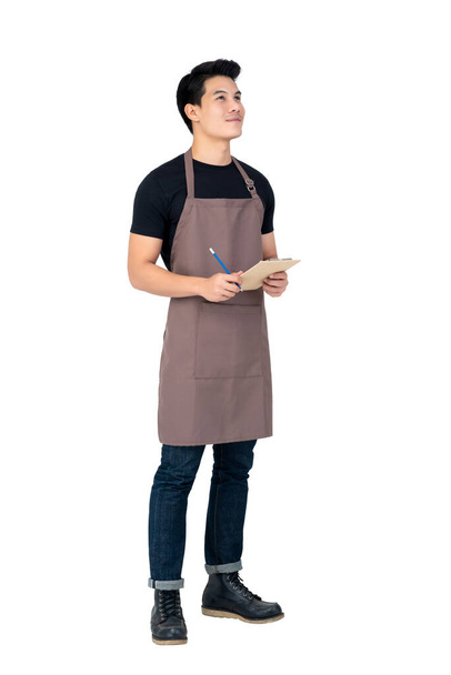 Jóképű ázsiai férfi kötényt visel, mint egy barista áll fehér háttérben - Fotó, kép