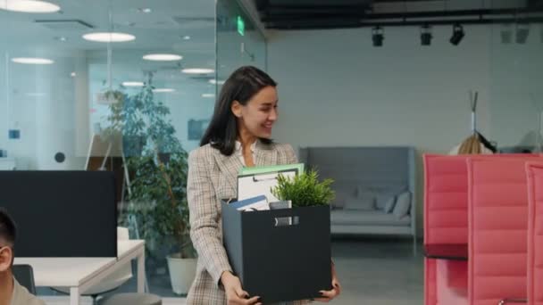 Mouvement lent de la femme d'affaires joyeuse quittant le travail avec une boîte de biens souriant cesser de fumer
 - Séquence, vidéo