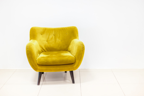 Концепция интерьера с ярко-золотисто-желтым креслом на белом полу и фоне. Скандинавский макет стены
. - Фото, изображение