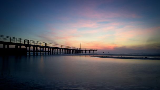 Παρατεταμένη έκθεση του Pier στο ηλιοβασίλεμα - Φωτογραφία, εικόνα