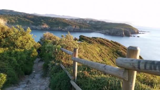 Vistas da baía de Plencia do topo do penhasco em um dia ensolarado de verão
 - Filmagem, Vídeo