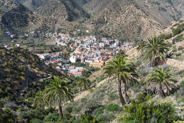 Centrum města Vallehermoso na ostrově La Gomera, Kanárské ostrovy, Španělsko, z turistické stezky na horu Roque El Cano  - Fotografie, Obrázek