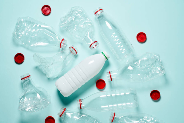 Many used plastic beverage bottles. - Foto, Imagen