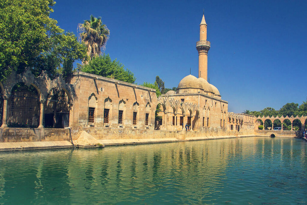 Мечеть Халиль-ур-Рахман Отражение на озере Бассейн Авраама, Урфа, Турция
 - Фото, изображение