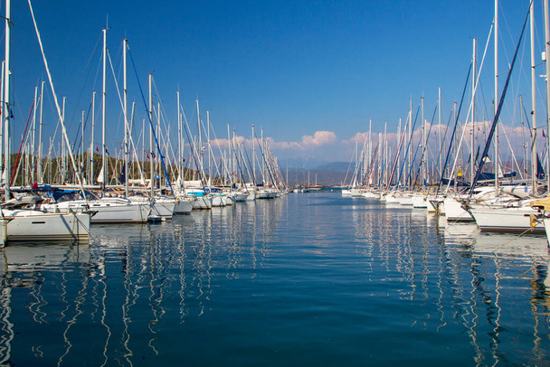 Marina maszty łodzi i refleksje na słoneczny letni dzień turkusowe morze w Fethiye, Mugla, Turcja. Na wakacje jest najlepszym miejscem turystycznym Akdeniz i Ege. - Zdjęcie, obraz